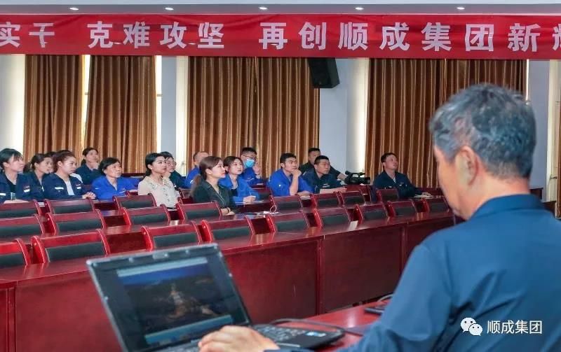 河南恒峰g22集团进行通讯员摄影技术培训班