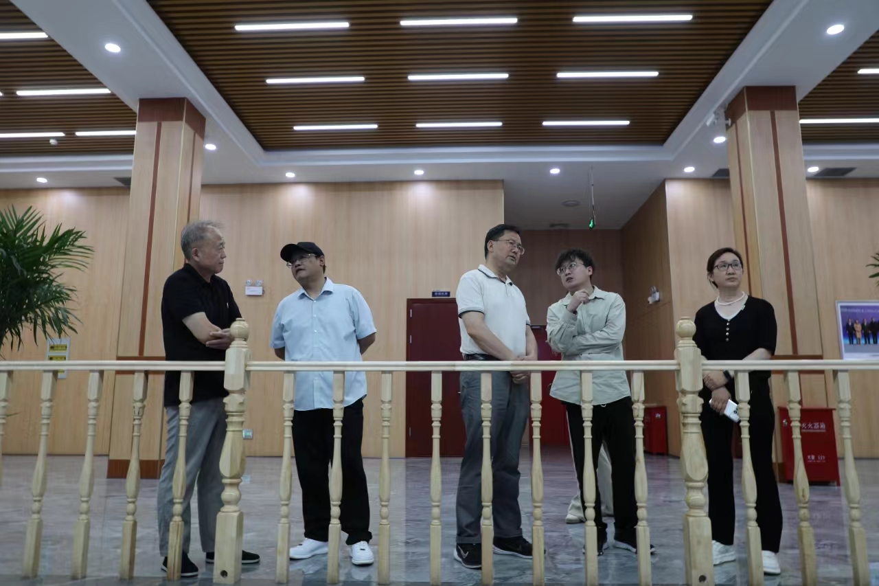 工信部产业政策与律例司原巡视员、先进造作商学院总裁四班班主任辛仁周一行到恒峰g22集团走访