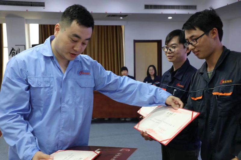 为获奖集体进行颁奖合影